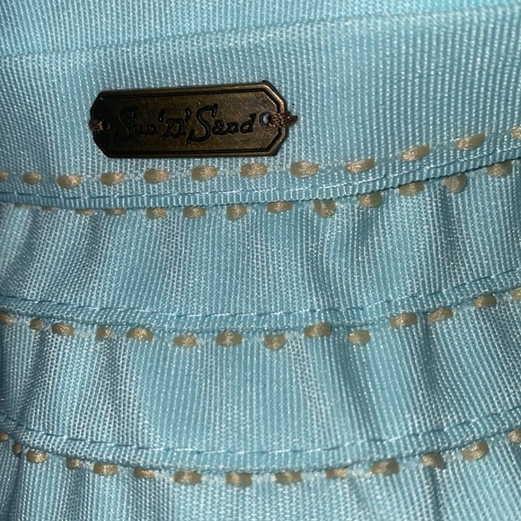 Beautiful sort of llight blue sun/beach! - Picture 2 of 5